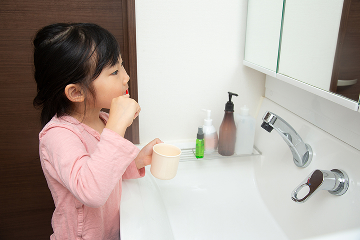 歯磨きをする子ども