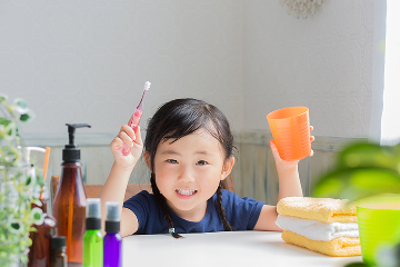 歯磨きをする子ども