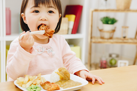 食事をする子ども